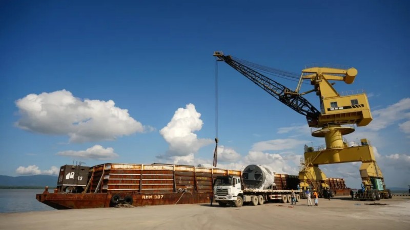 迈入投产“加快度”|太阳集团tyc1286南加里曼丹产业基地首批设备到港